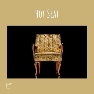 Ein Stuhl und eine Beschriftung „Hot Seat“,
