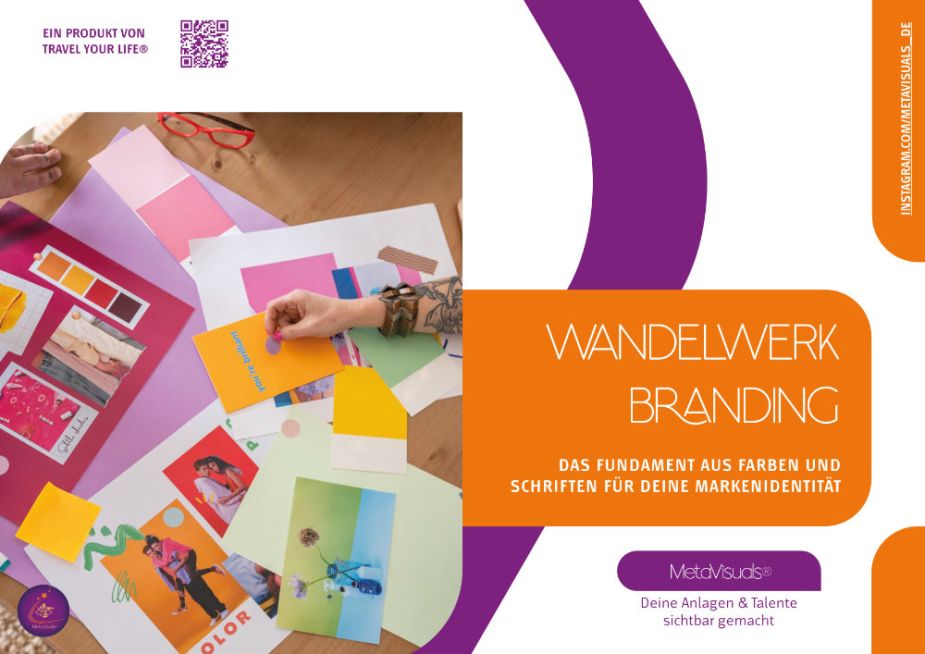 Hände arrangieren bunte Papiermuster und Markenmaterialien auf einem Tisch mit dem Text „Wandelwerk Branding“.