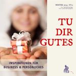 Eine Person mit Weihnachtsmannmütze hält ein kleines verpacktes Geschenk in der Hand. Der Covertext lautet „Tu Dir Gutes“ und betont damit geschäftliche und persönliche Inspiration für den Winter 2024, zugeschnitten auf den Online-Austausch unter Soloselbstständigen-Unternehmern.