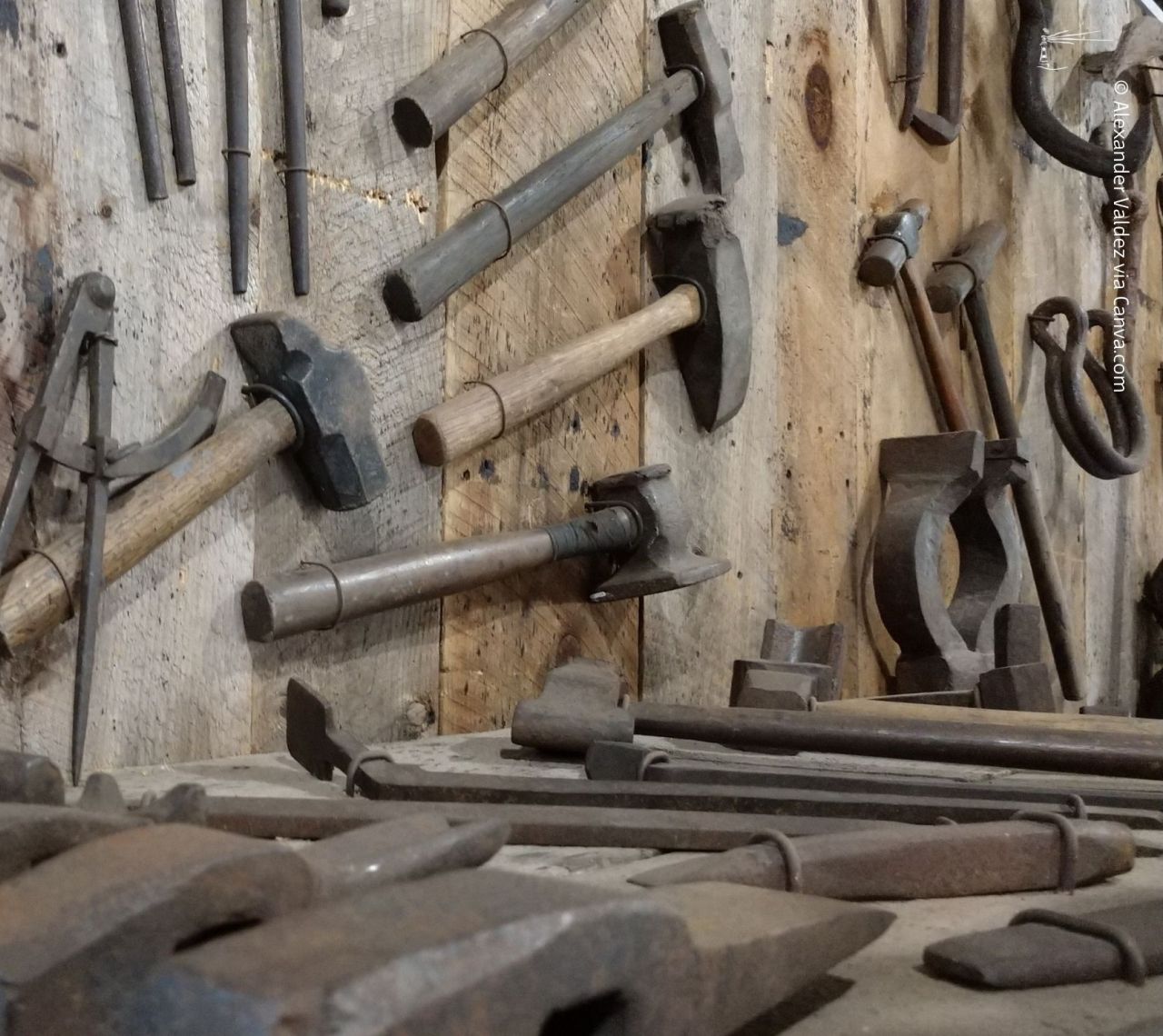 Holzwand mit sorgfältig angeordnetem Werkzeug
